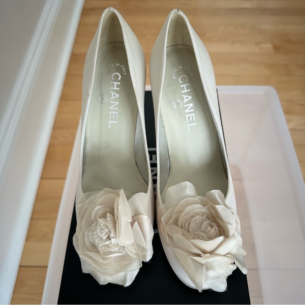 CHANEL Cream Heels with Camellia Floral Accent - Picture 8 of 16